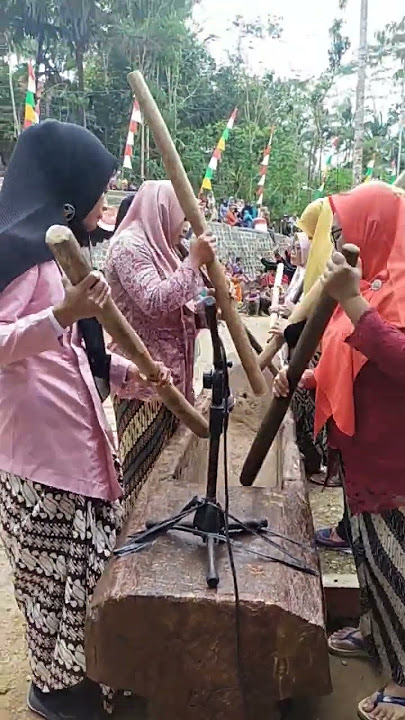 Download lagu Kesenian tradisional kotekan lesung dalam rangka memeriahkan HUT RI