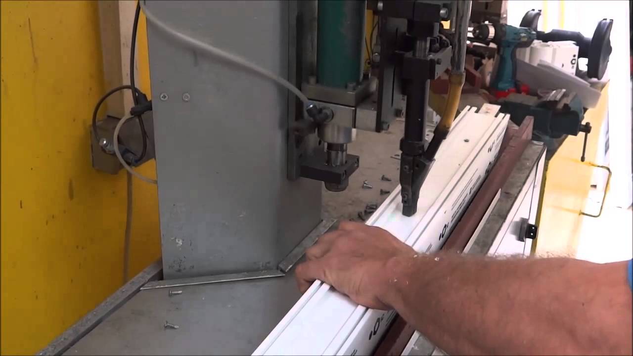 Mašine za proizvodnju PVC i ALU stolarije 2 - YouTube