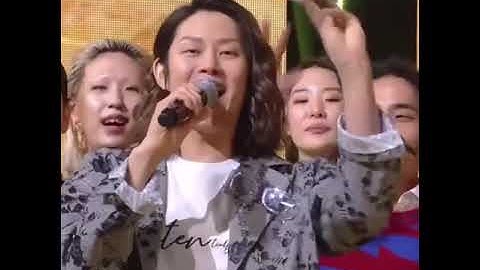 Kim Heechul Super Junior throwing away his cue cards like 😏