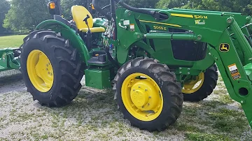 Kolik váží traktor John Deere 5065E s nakladačem?