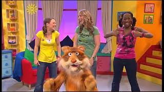 Jen Pringle, Kemi Majeks, Beth Evans & Milky The Cat all doing Beth’s Handshake together