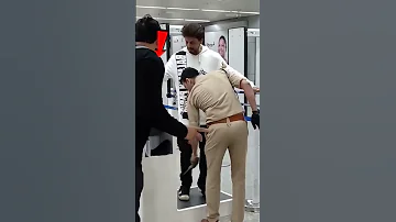 SRK Stoppped By Police At Airport | shah rukh khan, #shorts #srk #shahrukhkhan