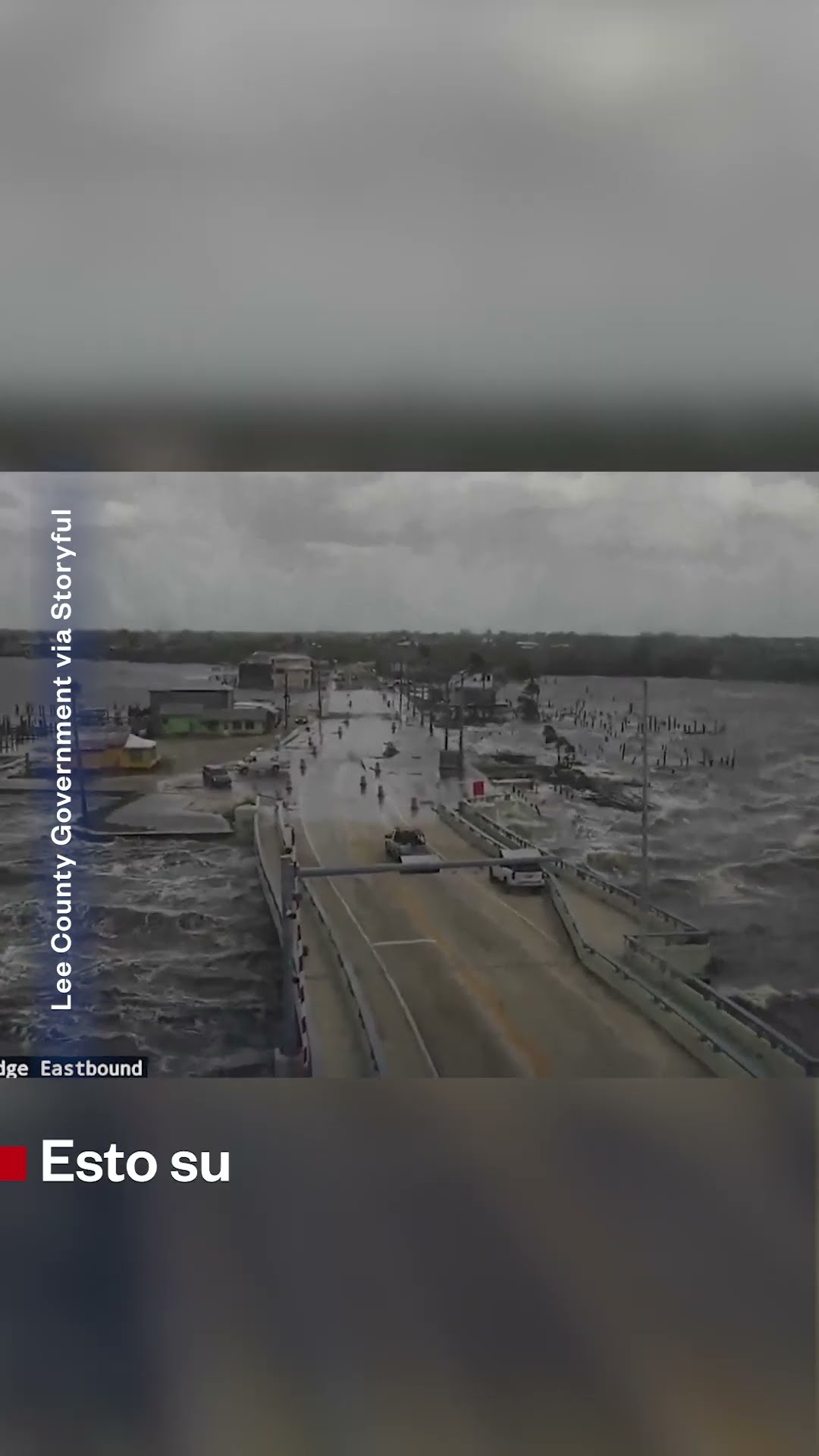 Una marejada ciclónica golpeó un puente en Florida | Noticias Telemundo