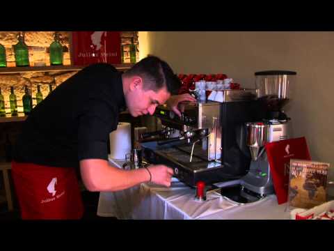 Video: Espresso și Frizer Cu Trei Locuri: O Combinație De Tăieturi și Cafea