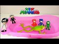 Pjmasks Türkçe adı Pijamaskeliler oyuncakları olan oyuncak figürlerle oyun oynuyoruz