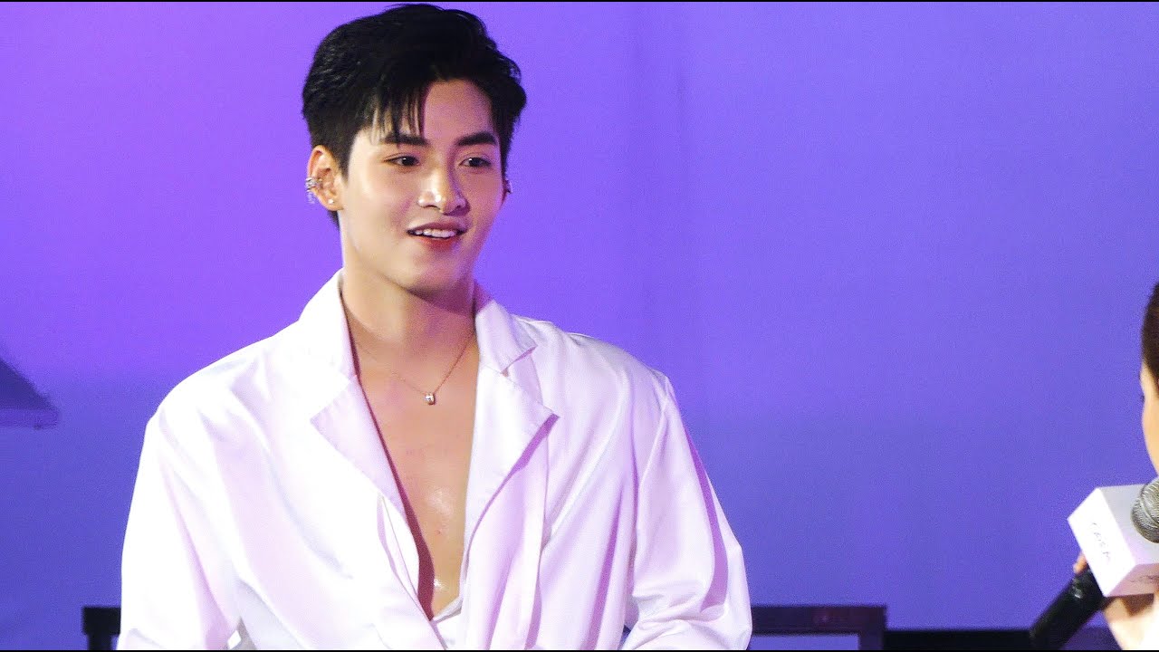 HÙNG HUỲNH xuất hiện là trời hết mưa liền, kí tên giao lưu với 250 fan mà vẫn tươi cười nồng nhiệt