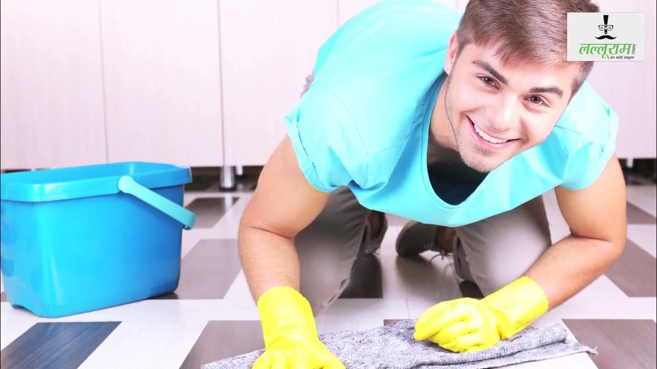 Мужик моет полы. Папа пылесосит. Девушка моет полы шваброй. Швабра housework. Клининг мужчина.