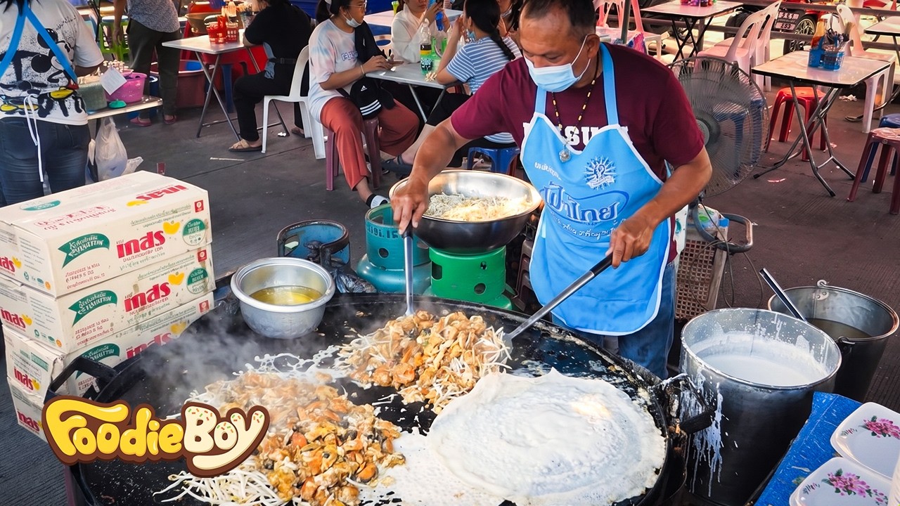 7 Must-Try Thai Foods! Giant River Prawns, Roti, Banana Fritters & More