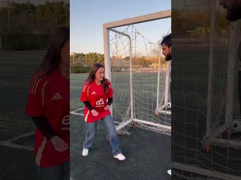 تحدي اشباه الاعيبه امام اليسيا بنت مدرب حراس النادي الاهلي