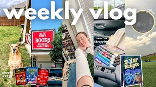 a new favorite thriller, solar eclipse, + Holly Jackson book signing |  WEEKLY VLOG
