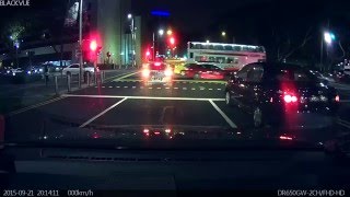 Singapore - Car beats red light (SJE 6901 R)