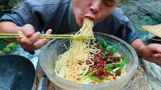 ⁣【Shyo video】小伙戶外秘製冰碗冷面，麻辣爽口，一人吃一大碗，越吃越想吃