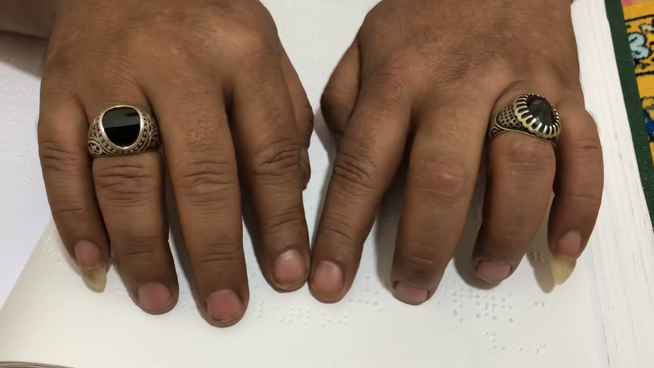 ‏كفيف يشرح كيف يتعامل على المصحف ويقرا القرآن الكريم