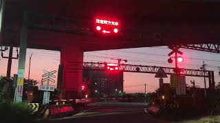 3023次EMU900型區間快車通過高雄市橋頭區球場路平交道
