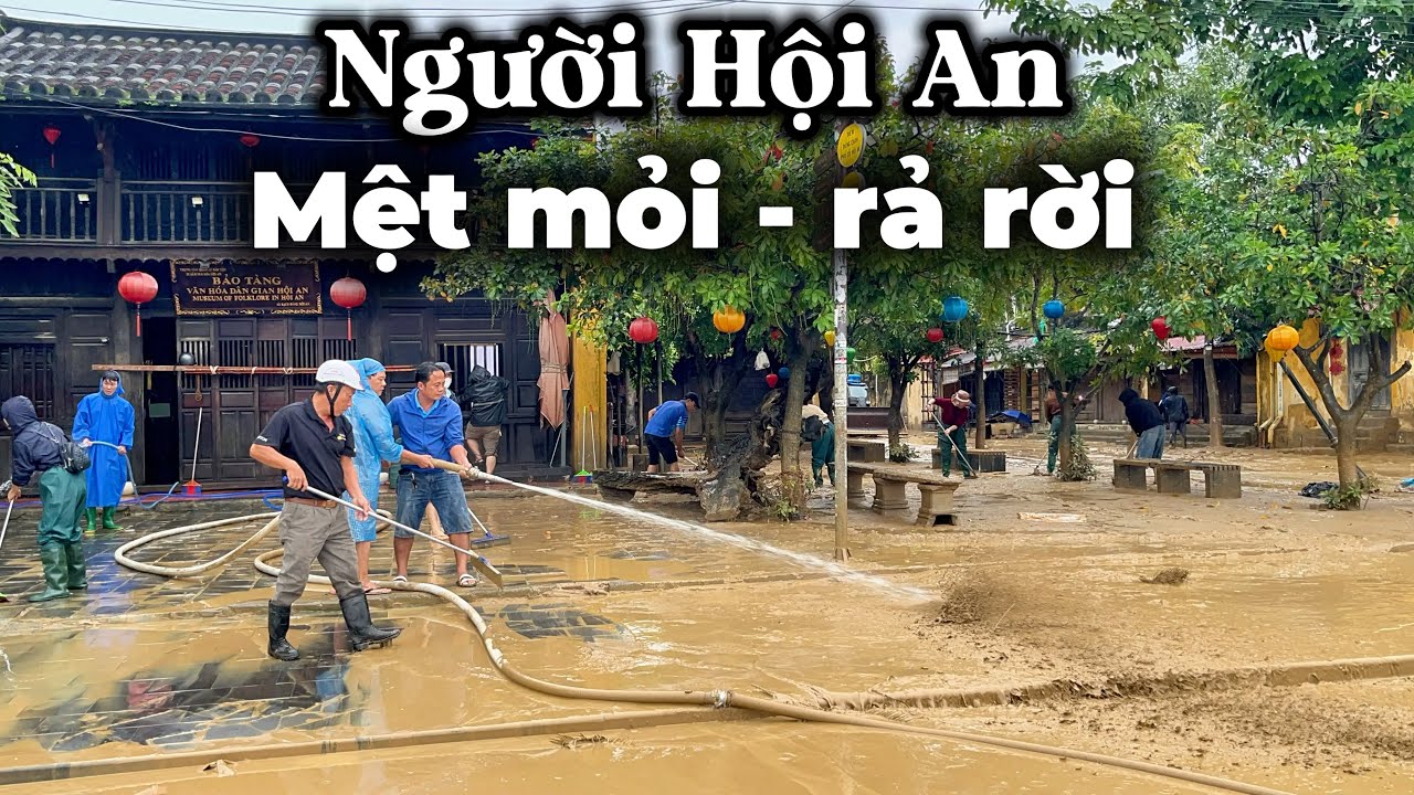 Phố cổ Hội An điêu tàn, bùn đóng thành lớp biết bao giờ dọn xong