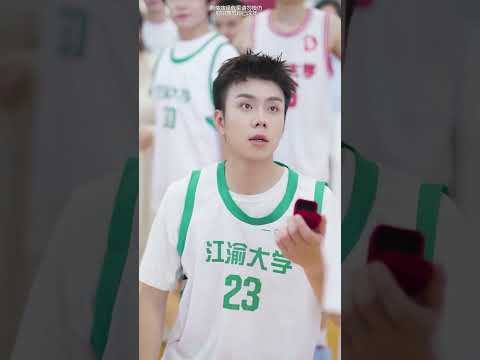 爱的抛物线（43）：球场上突发意外，结果是小五准备的浪漫求婚#魔女月野#短剧#情感#校园#反转#搞笑