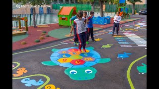 España en Zaragoza:en el patio de recreo marcas educativas hechas-material termoplástico preformado