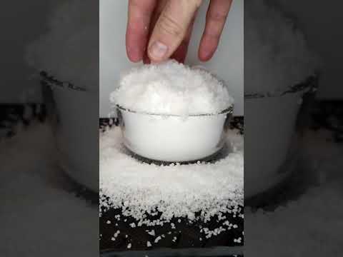 ⁣Weird Super-Absorbent Powder - Sodium Polyacrylate (Instant Snow!)