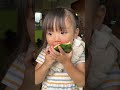 スイカを食べる姿が天使すぎる👼可愛い〜