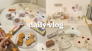 vlog 🍪 re-arranging and decorating my room, trying japanese snacks, unboxing cute stuff ♡
