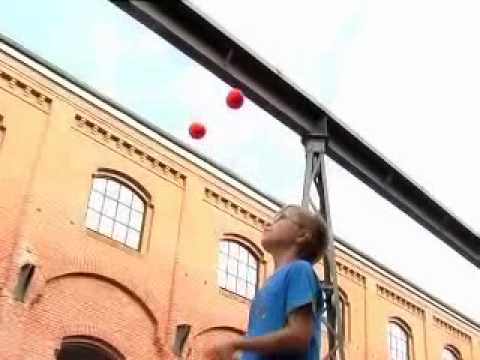 Kagu juggling - four balls street improvisation