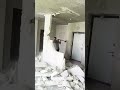 o gesseiro que trabalha numa casa e não recebe ele pega uma marreta e derruba todas as paredes