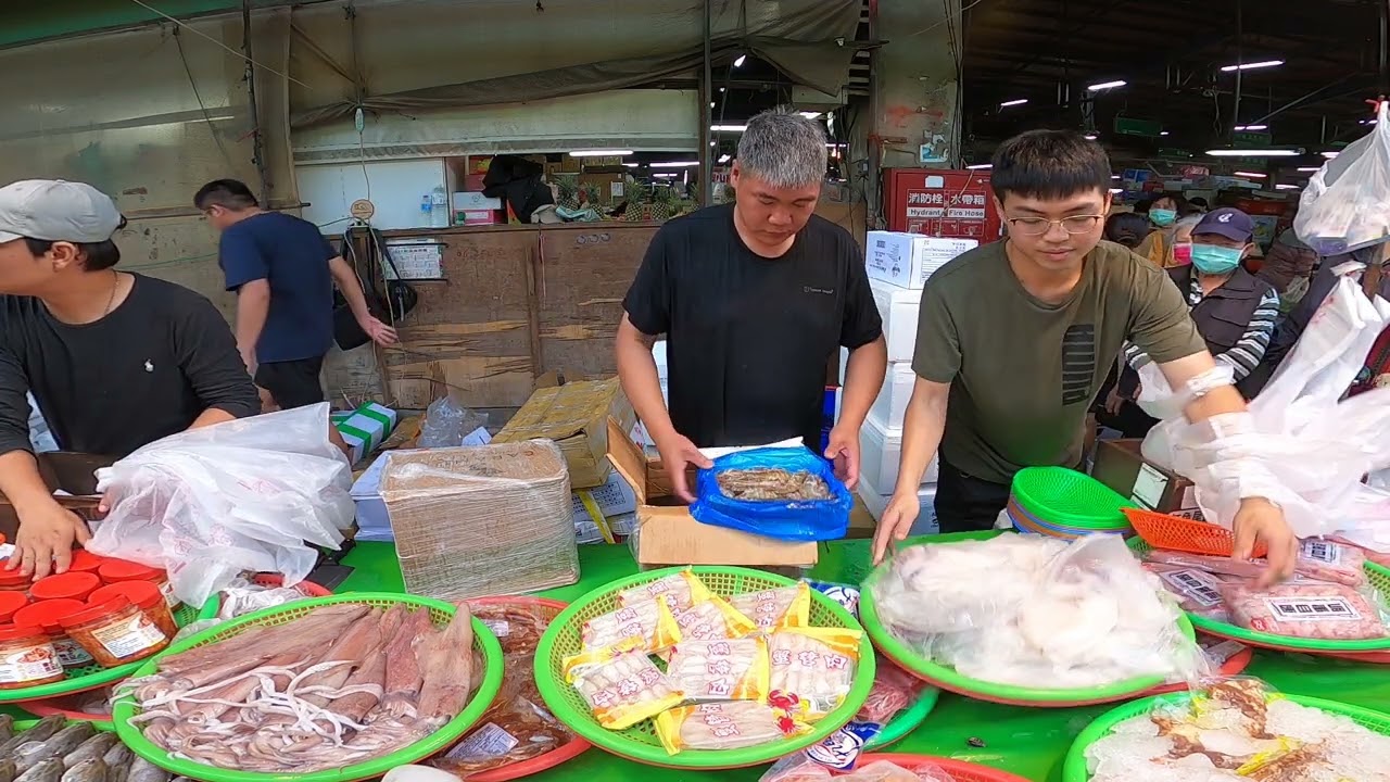 外面蝦子大漲士官長還在賣兩年前的價格 大哥霸氣一次掃2000 安南果菜市場 怡安路102號 士官長海鮮叫賣 海鮮拍賣 叫賣哥 seafood auction
