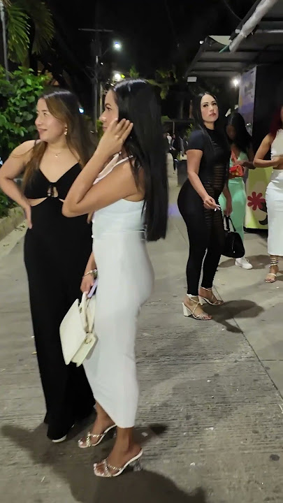 Colombian girl grabs me on the street in Medellin! 🇨🇴 #medellinnightlife #colombia
