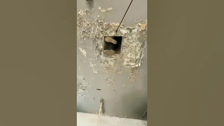 This boy goes to the roof of an abandoned house 😱