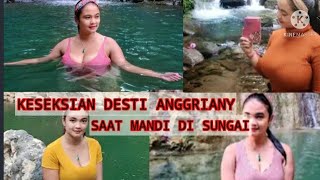 KESEKSIAN DESTI ANGGRIANY SAAT MANDI DI SUNGAI