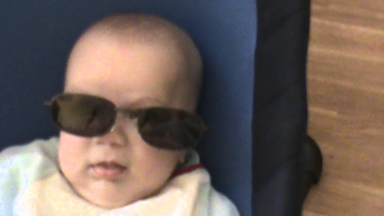 Bebe con gafas de Sol - YouTube