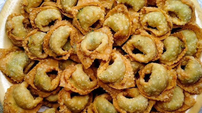 Semiz ayolning siyayotgan mushukining yaqindan tasviri Butun uy Sobchakni behuda qilyapti