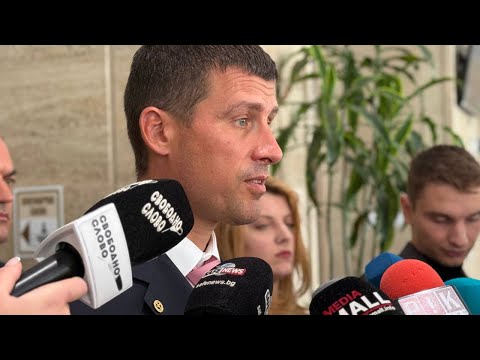 Ивелин Михайлов изхлипа: Пеевски ме нарече &bdquo;мишка&ldquo; в коридора на парламента