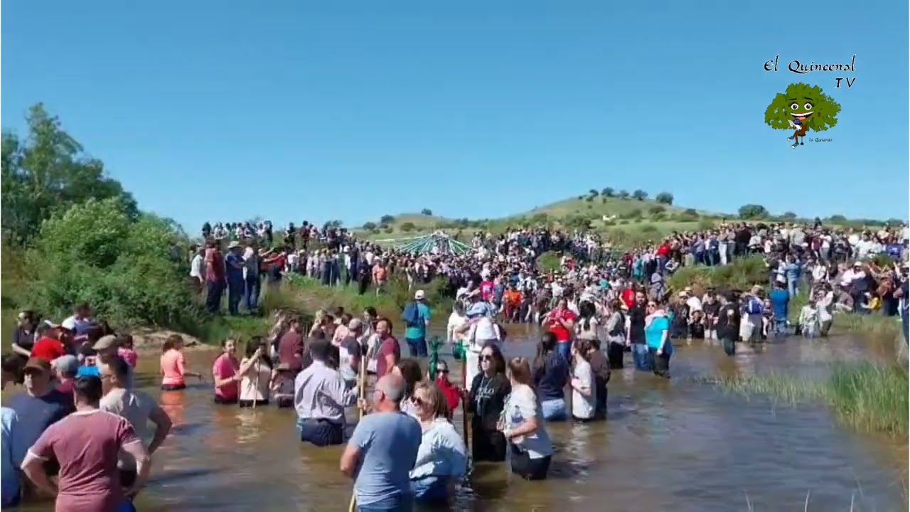 Caballistas y Romeros cruzando el río Zújar con la Virgen de Alcantarilla