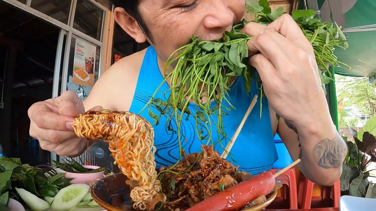 ต้มเส้นใส่ให้โหดๆ ร้านประจำ