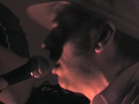GUS AND FIN *LIVE* #1- DEAREST DARLING (UKULELE  + T-CHEST) - Gus 'n' Fin play live in the fantastic "All Tore Up" rock 'n' roll club Glasgow, Scotland