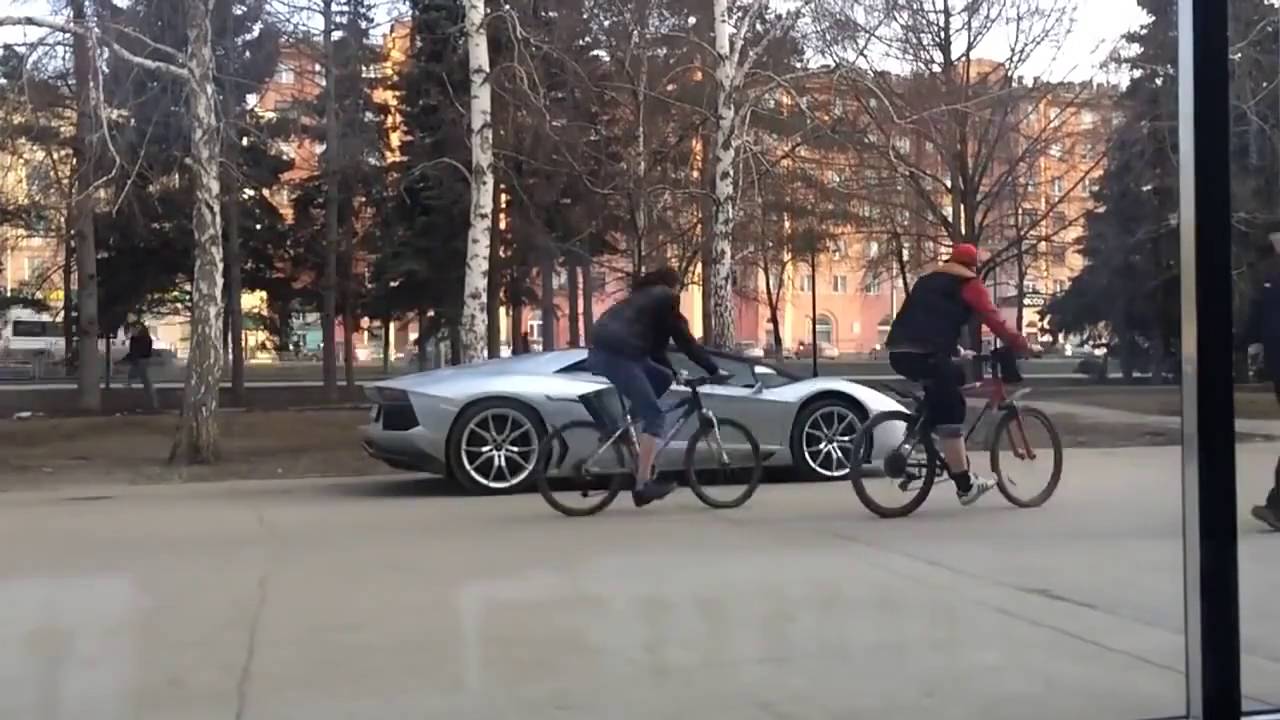 Картункова ламборджини останавливается
