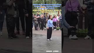 Chinese Street Shuttlecock Stunt Amazes Foreigners: Stop Thinking All Chinese People Know Kung Fu