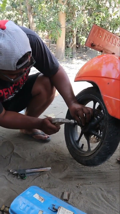 Pasang velg scoopy ring 12 di Vespa.vespa modif.vespa velg ring 12 .vespa cakram. cakram depan vespa