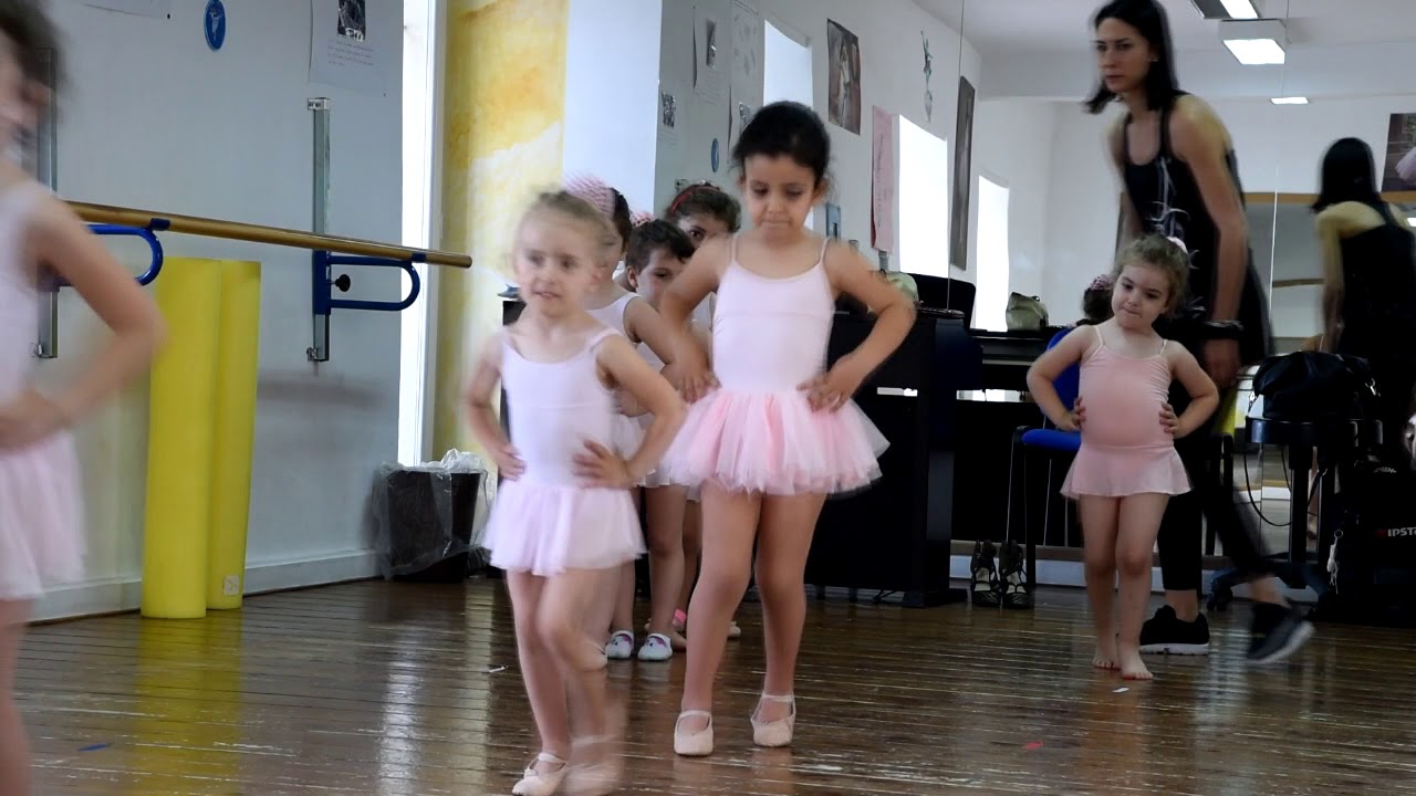 VIVIANA PETRONE  -CORSO DI AVVIAMENTO ALLA DANZA- Istituto Suor Orsola Benincasa (Napoli)