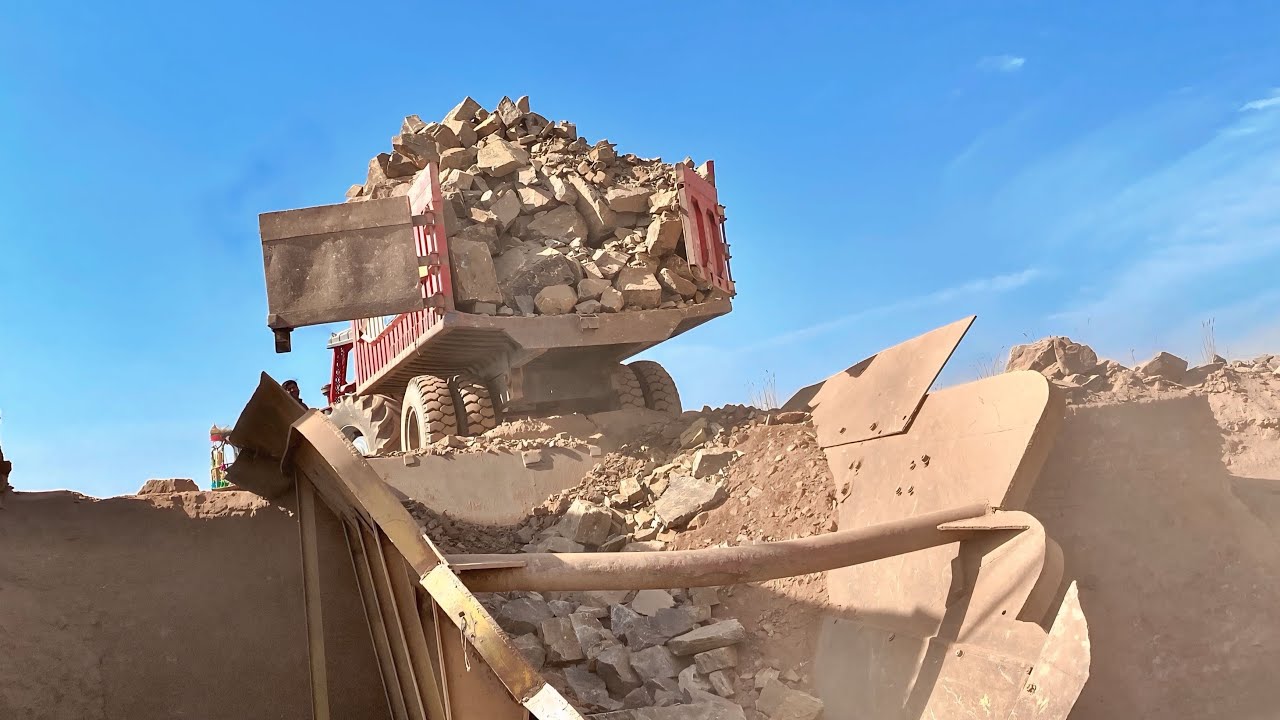 The door closes very tightly due to stones in the trolley, it was opened with a few hammers.