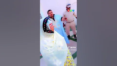 العزه الشيخ آياه تقف في لباس صوفي متواضع و هي تتفرج على آخر صيحة من سيارات تويوتا V6 