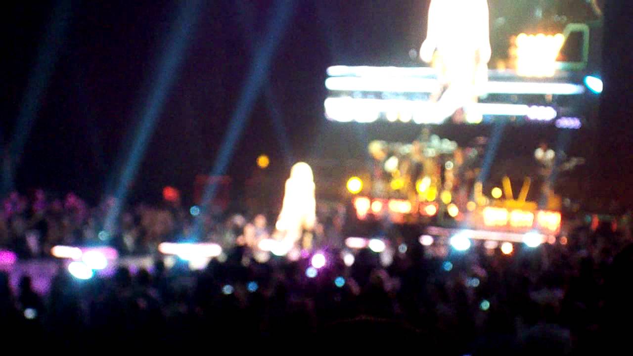 Shakira Oakland 2010 YouTube