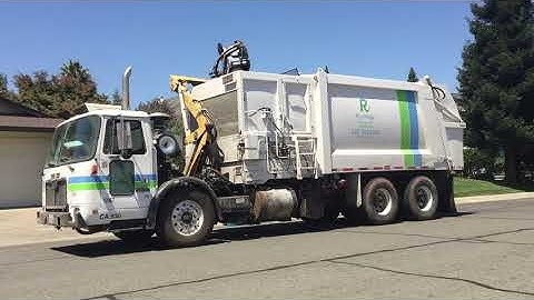 Growling Autocar WXLL • Heil DuraPack Python Garbage Truck