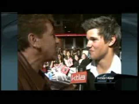 Taylor Lautner rushes out to hug his FANS!!!!!!!!!!!