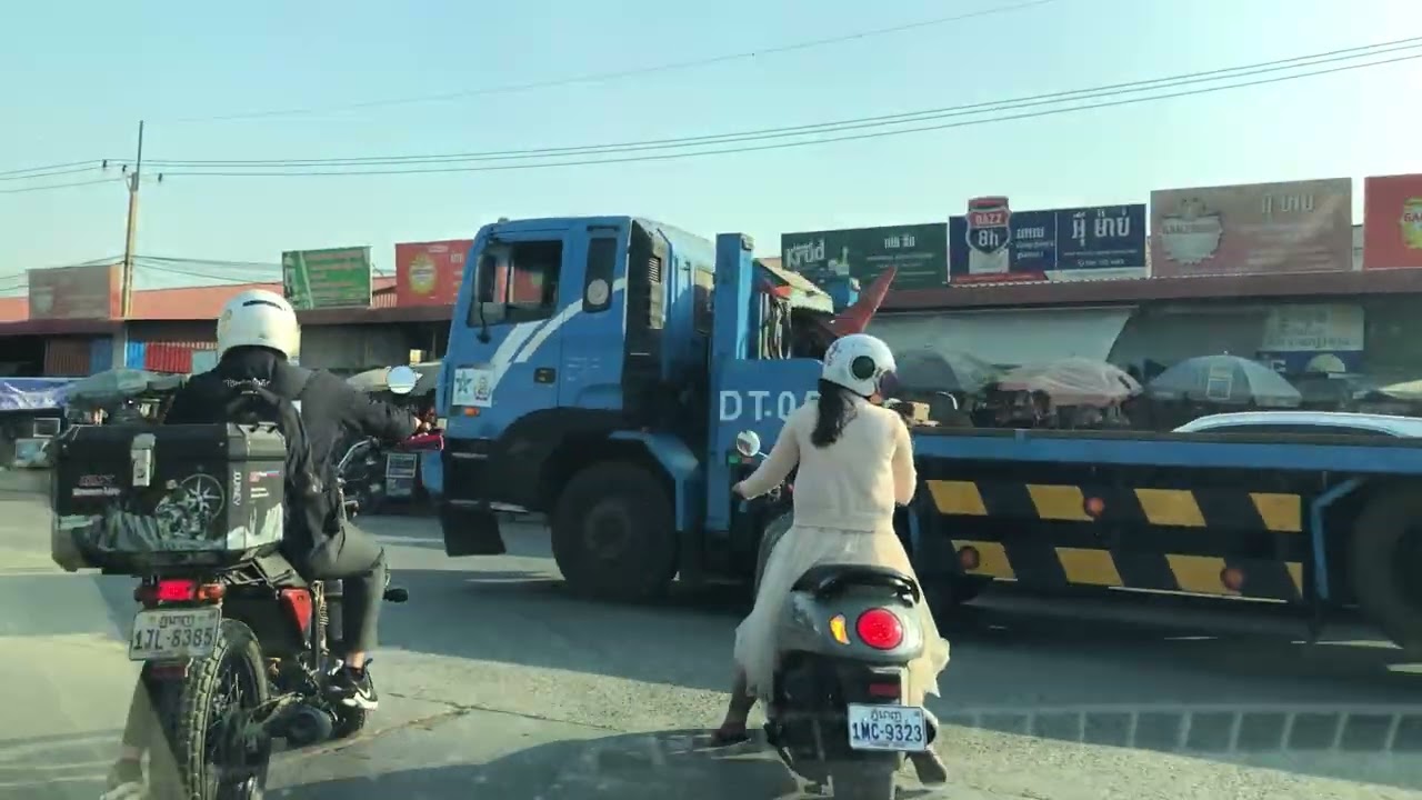 Street scene on the outskirts of Phnom Penh