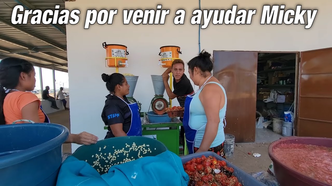 ⁣Vimos a Micky muy afanado ayudando en el molino. Ya está listo el almuerzo para los trabajadores.