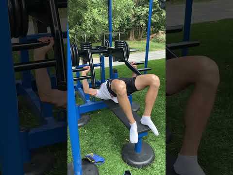 140 кг жим лёжа в тренажёре - YouTube