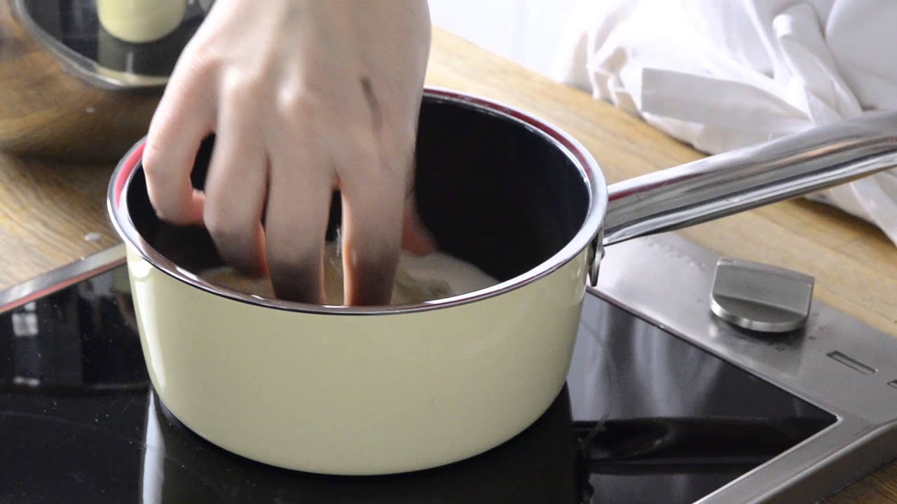 Joghurtnockerl mit Beerenpüree - YouTube