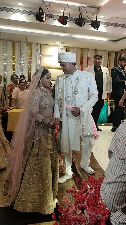 Dulhan bana ke hamko Raja ji le jana #dulhan #dulhanentry #weddinggoals #weddingphotography #shorts